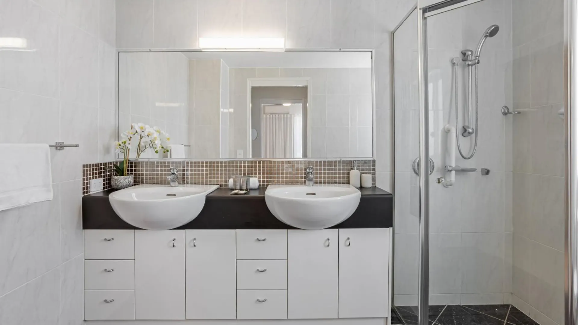 Stylish 3-Bed Apartment In Coastal Redcliffe