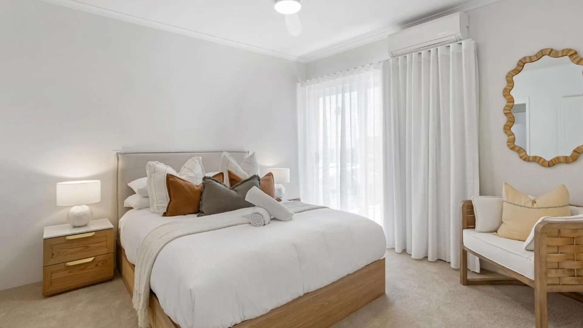 Stylish 3-Bed Apartment In Coastal Redcliffe
