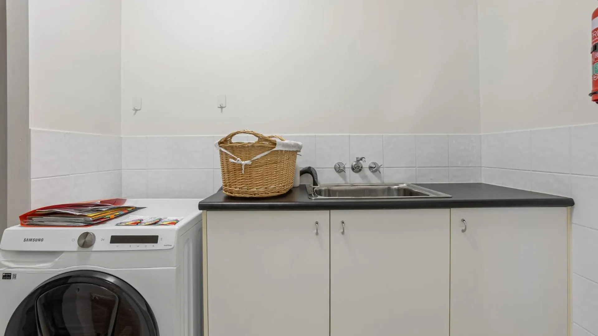 Stylish 3-Bed Apartment In Coastal Redcliffe