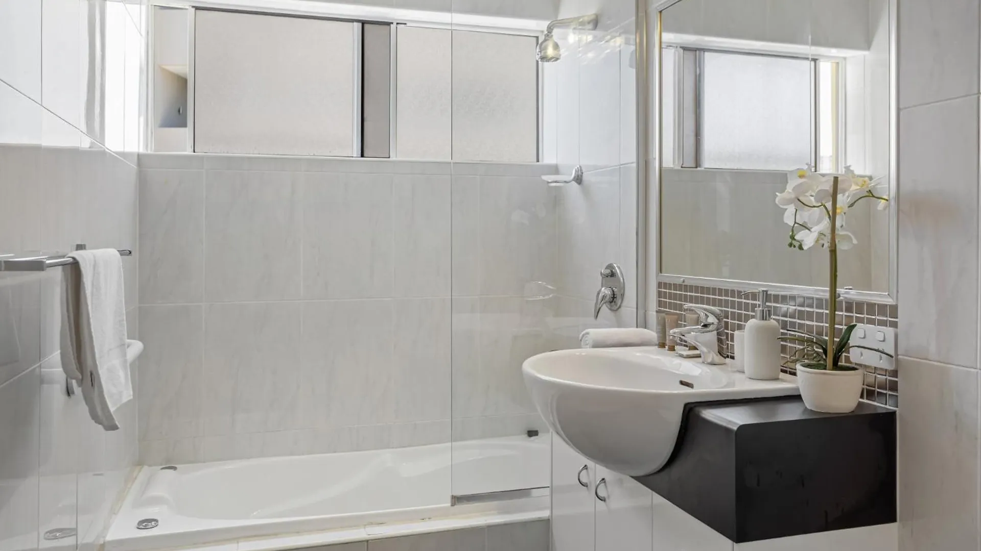 Stylish 3-Bed Apartment In Coastal Redcliffe