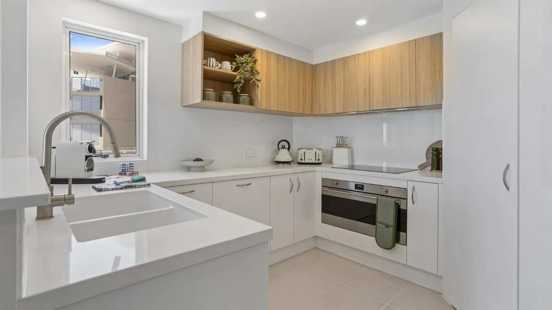 Stylish 3-Bed Apartment In Coastal Redcliffe
