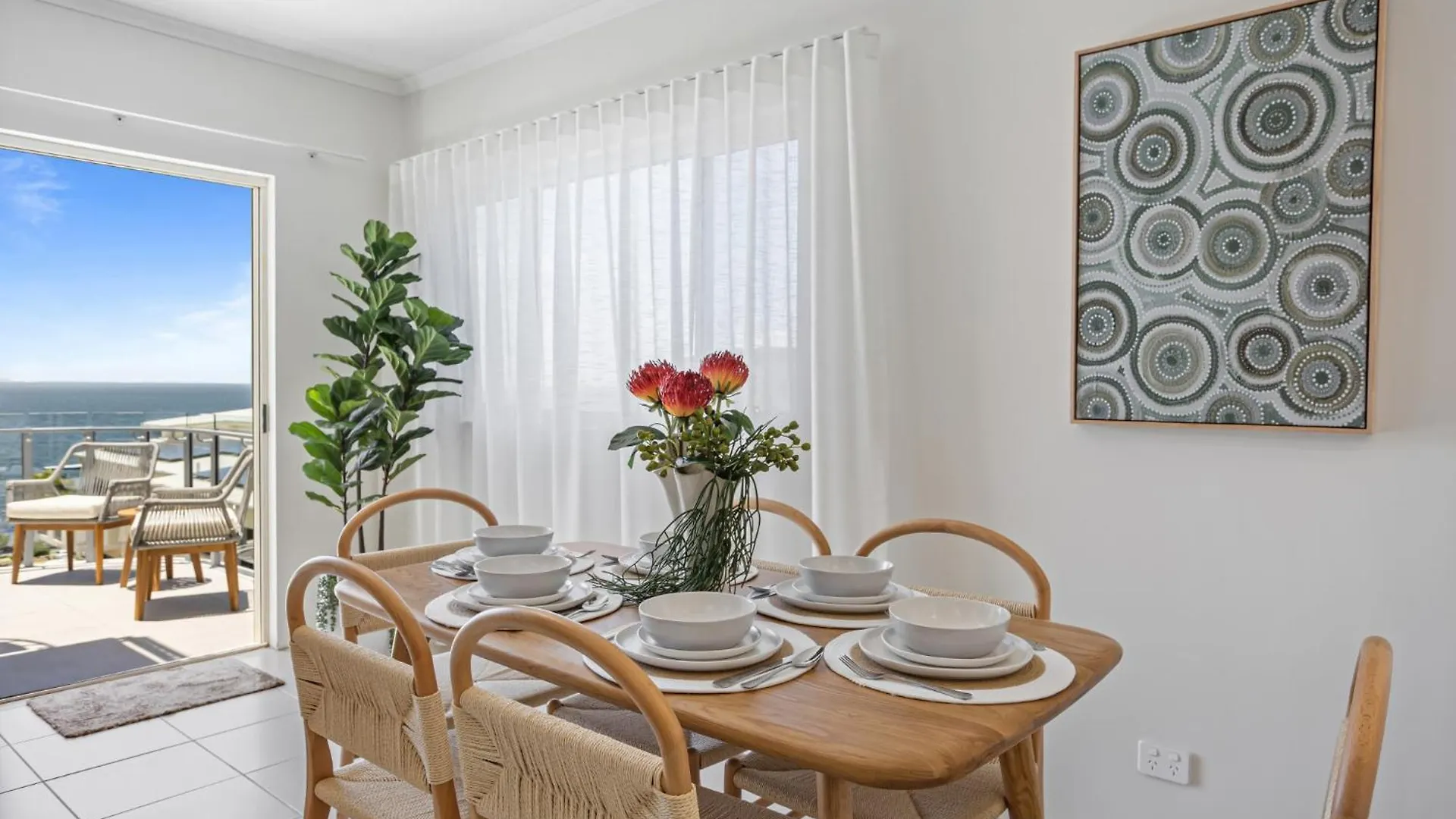 Stylish 3-Bed Apartment In Coastal Redcliffe