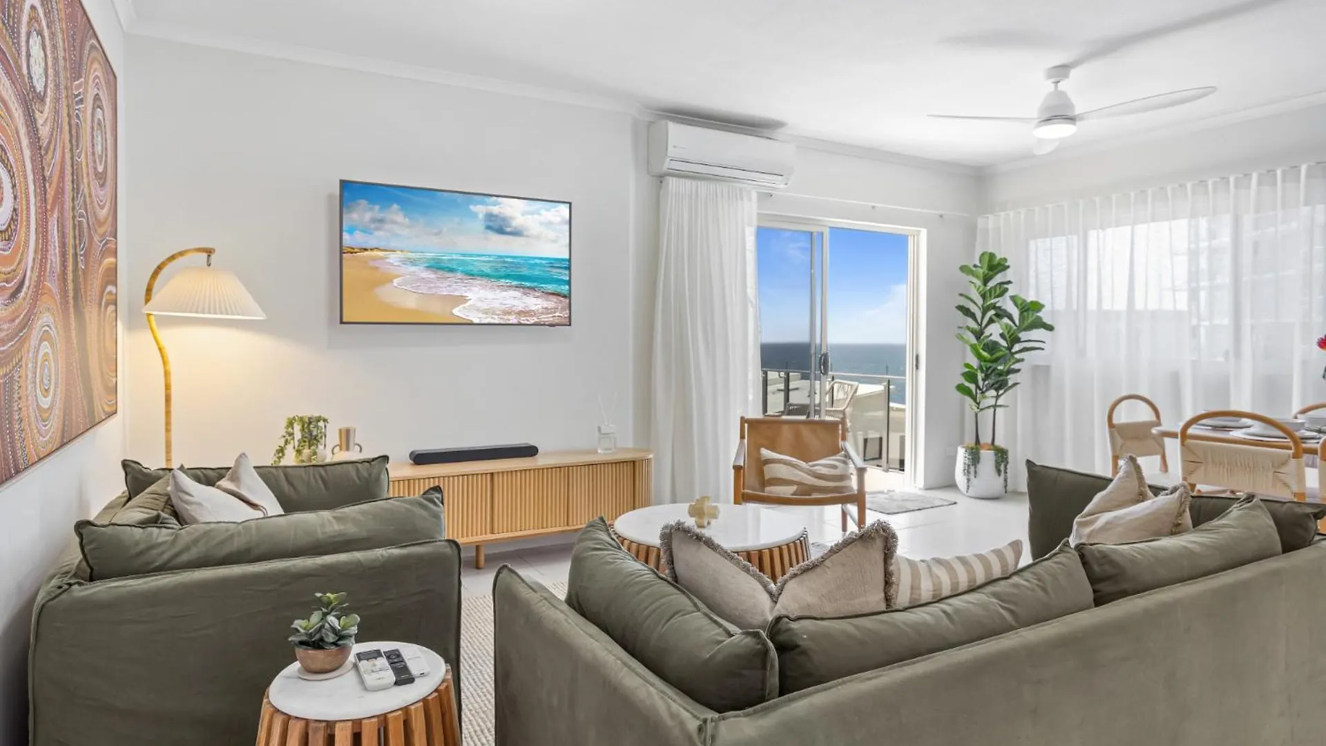Stylish 3-Bed Apartment In Coastal Redcliffe